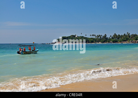 Unawatuna beach, Wella Devale Dagoba sul retro, Unawatuna, Sri Lanka, Ceylon, Asia del Sud, Asia Foto Stock