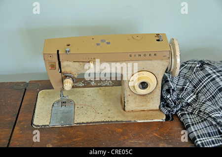 Cantante vecchia macchina da cucire, di ordine, la scuola per i sordi, Beliatta, Sri Lanka, Ceylon, Asia del Sud, Asia Foto Stock