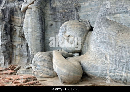 Buddha reclinato statua, ingresso al Nirvana, Parinirvana, Gal Vihara, Polonnaruwa, Sri Lanka, Ceylon, Asia Foto Stock