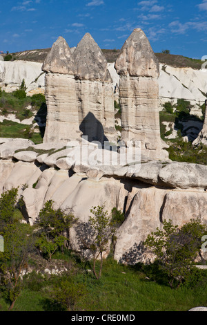 Il tufo Camini di Fata nella valle di amore a Goreme, Sito Patrimonio Mondiale dell'UNESCO, la Cappadocia, Anatolia, Turchia Foto Stock