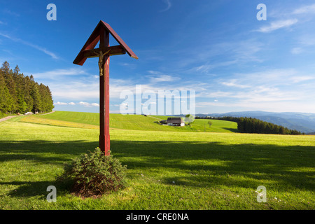 Edicola con croce vecchia fattoria vicino alla Basilica di San Pietro nella Foresta Nera in Germania, Europa PublicGround Foto Stock