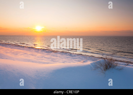 Tramonto in inverno con ghiaccio e neve, isola di Sylt, Schleswig-Holstein, Germania, Europa Foto Stock