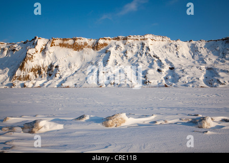 Atmosfera invernale con ghiaccio e neve sul Rotes Kliff cliff, isola di Sylt, Schleswig-Holstein, Germania, Europa Foto Stock