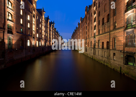 Ora blu nella Speicherstadt storico distretto Warehouse ad Amburgo, Germania, Europa Foto Stock