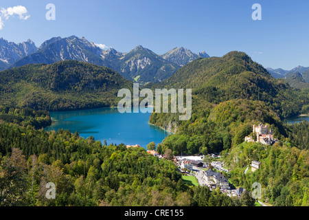 Il lago Alpsee con il Castello di Hohenschwangau e Castello di Allgaeu, Baviera, Germania, Europa Foto Stock