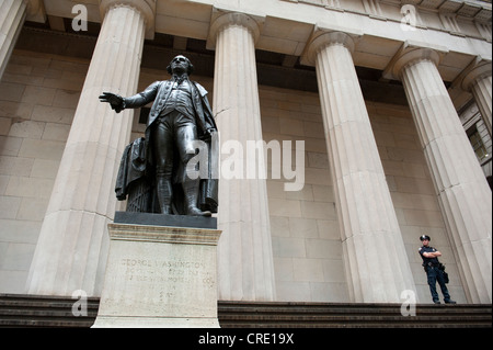 Statua di George Washington nella parte anteriore della Federal Hall National Memorial, con un funzionario di polizia, Wall Street Foto Stock