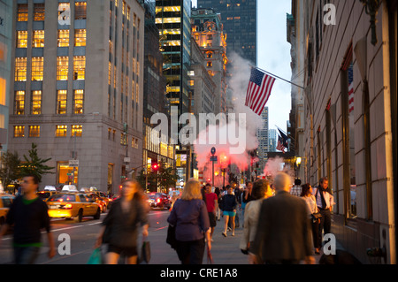 Molte persone sulla Quinta Avenue vicino al Trump Tower in serata, Midtown Manhattan, New York City, Stati Uniti d'America, America del Nord Foto Stock