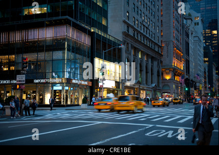 Il traffico al crepuscolo, yellow cabs, taxi, Armani store sul retro, la Fifth Avenue, Midtown Manhattan, New York City, Stati Uniti d'America, America del Nord Foto Stock