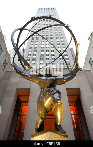Statua di Atlas nella parte anteriore di un grattacielo e il Centro Rockefeller, Mid Town, Manhattan, New York, USA, America del Nord, America Foto Stock