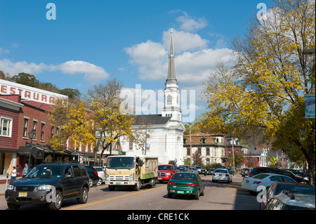 Strada principale nel centro della città con una chiesa bianca, Montpelier, Vermont, New England, USA, America del Nord, America Foto Stock