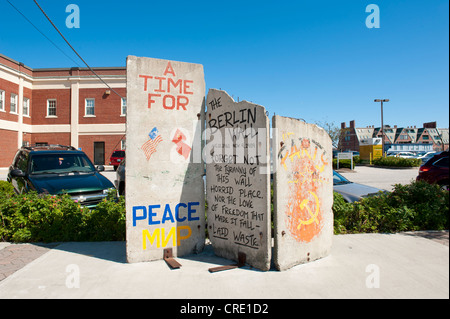 Tre pannelli del muro di Berlino, i graffiti del muro di Berlino, sul display a Long Wharf, Portland, Maine, New England, STATI UNITI D'AMERICA Foto Stock