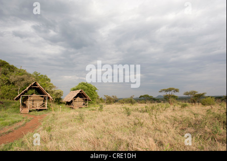 Ikoma Wild Camp, coperto di tende in vaste savane, Serengeti National Park, Tanzania, Africa orientale, Africa Foto Stock