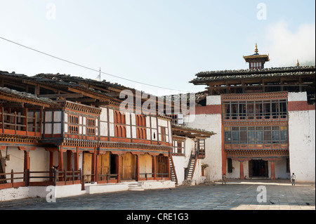 Buddismo tibetano, antica fortezza-monastero, cortile, Dzong, Wangdue Phodrang vicino a Punakha, l'Himalaya, Regno del Bhutan Foto Stock