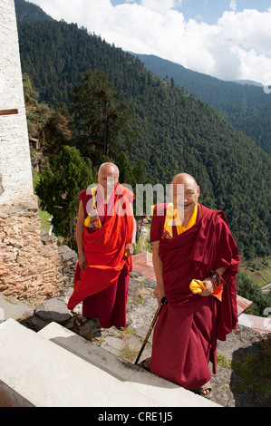 Due monaci in rosso accappatoi, Cheri Goemba Monastero, Chagri Dorjeden Monastero, vicino a Thimphu, Regno del Bhutan, Asia del Sud, Asia Foto Stock