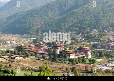 Vista la Wang Chhu valley con la fortezza Tashichoedzong-monastero, Dzong, sede del governo del Bhutan Foto Stock