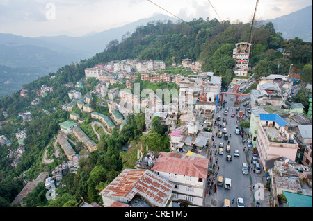 Vista dalla funivia per la città di Gangtok, il Sikkim, in Himalaya, India, Asia del Sud, Asia Foto Stock