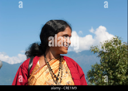 Donna indiana sorridente, ritratto, Tashi Viewpoint, montagne vicino a Gangtok, il Sikkim, in Himalaya, India, Asia del Sud, Asia Foto Stock