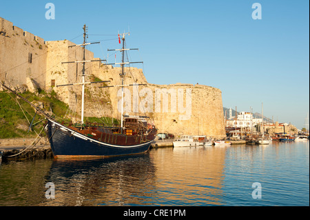 Vecchia nave a vela di fronte alla vecchia fortezza, porto, Girne, Kyrenia, Repubblica Turca di Cipro del Nord di Cipro, Europa Foto Stock