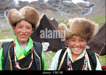 Due sorridente tibetano donne indossano cappucci in pelliccia, ritratto, camp sul ghiacciaio Karo-La, tra Nanggartse e Gyantse Foto Stock