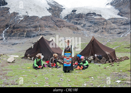 Tibetani, tende di lana di yak, camp sul ghiacciaio Karo-La, tra Nanggartse e Gyantse, Himalaya gamma, Tibet Centrale Foto Stock