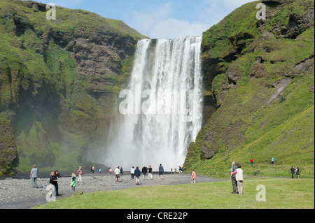 Grande Cascata Skógafoss con turisti, Skogar, Islanda, Scandinavia, Nord Europa, Europa Foto Stock