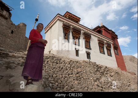 Buddismo tibetano, monaco davanti a un monastero a Leh, Ladakh distretto, Jammu e Kashmir, India, Asia del Sud, Asia Foto Stock