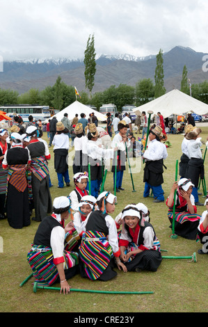 Festival tibetano, gruppi di ragazzi e ragazze che indossano il costume tradizionale, Leh, Ladakh distretto, Jammu e Kashmir India Foto Stock