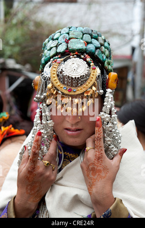 Ritratto, riccamente decorate sposa tradizionale a un matrimonio, gioielli, pietre preziose, Keylong, Lahaul e Spiti district Foto Stock