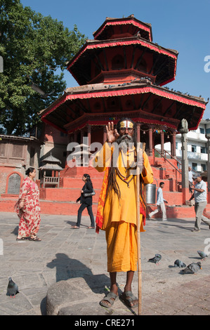 Ritratto, uomo santo che indossano occhiali benedizione con la sua mano, Mudra, Sadhu, dipinto luminosamente fronte, tunica arancione, barba, Foto Stock