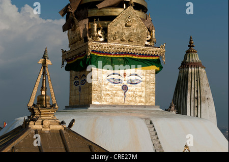 Buddismo tibetano, induismo, Swayambhunath Temple, bianco stupa, golden tower, dettaglio, gli occhi del Buddha, l'Himalaya Foto Stock