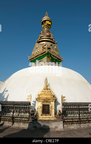 Buddismo tibetano, induismo, Swayambhunath Temple, bianco stupa, golden tower, Himalaya, Kathmandu, Valle di Kathmandu, Nepal, Asia Foto Stock