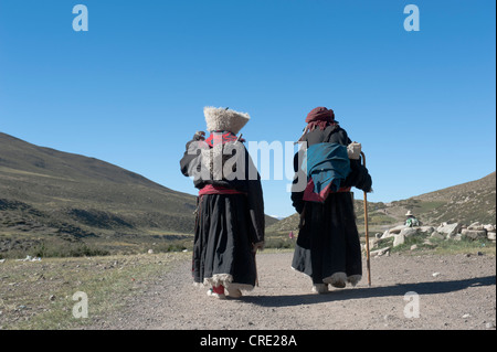 Buddista Tibetana, pellegrini in costume tradizionale vicino al Zutul Puk Gompa monastero, percorso del pellegrinaggio attorno alla Sacra Foto Stock