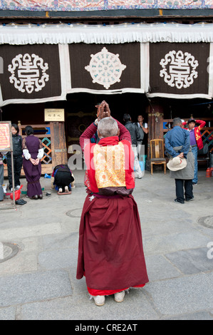 Buddista Tibetana, monaco pregando davanti il tempio del Jokhang, Barkhor Square, Lhasa, Himalaya, Tibet, Cina e Asia Foto Stock