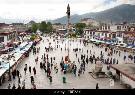 Vista dal tempio dello Jokhang in piazza Barkhor, Lhasa, Himalaya, Tibet, Cina e Asia Foto Stock