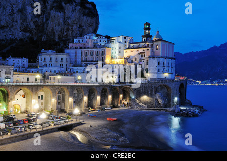 Vista notturna di Atrani, Costiera Amalfitana o Amalfi Coast, Sito Patrimonio Mondiale dell'UNESCO, Campania, Italia, Europa Foto Stock