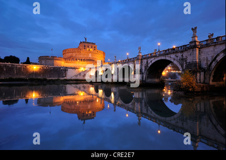 Castel Sant'Angelo e Ponte Sant'Angelo si riflette nel fiume Tevere al tramonto, Roma, Italia, Europa Foto Stock