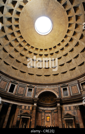 Vista interna, cupola del Pantheon, Sito Patrimonio Mondiale dell'UNESCO, Roma, Lazio, l'Italia, Europa Foto Stock