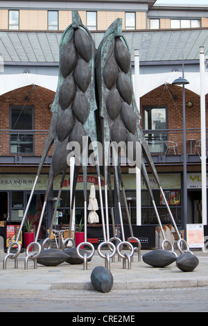 Il Brewery Wharf, Leeds, Yorkshire, Inghilterra, Regno Unito. Immerso navi scultura in bronzo di tre giganteschi orzo calli. Foto Stock