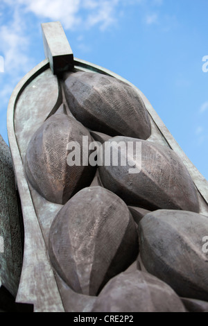 Il Brewery Wharf, Leeds, Yorkshire, Inghilterra, Regno Unito. Immerso navi scultura in bronzo di tre giganteschi orzo calli. Foto Stock