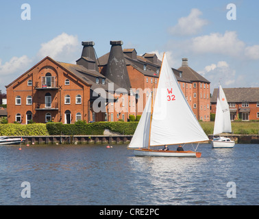 Barche a vela in acqua a Oulton Broad, Suffolk, Inghilterra Foto Stock