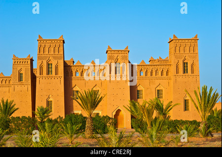 Kasbah con decorazioni ornamentali, residenziale di mattoni di fango castello dei berberi, Tighremt, Ouarzazate, sud del Marocco, Marocco Foto Stock