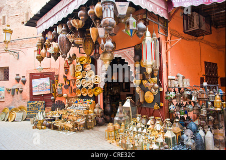 Un commerciante ha visualizzato lanterne e lampade e lavelli in ottone, rame e altro metallo al di fuori del suo negozio per la vendita, souk, bazaar Foto Stock