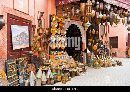 Un commerciante ha visualizzato lanterne e lampade e lavelli in ottone, rame e altro metallo al di fuori del suo negozio per la vendita, souk, bazaar Foto Stock