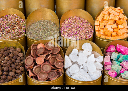 In un mercato in stallo, spezie, tè, profumata di pietre e oggetti di uso quotidiano sono visualizzati in scatole per la vendita, souk, Bazaar, Medina Foto Stock