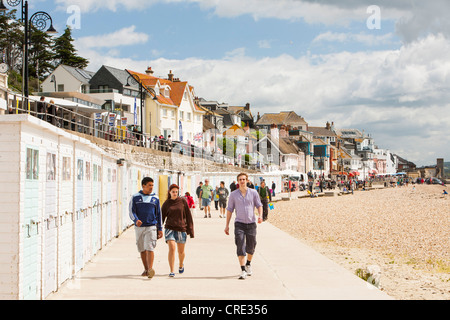 I vacanzieri sul lungomare di Lyme Regis, Dorset, Regno Unito. Foto Stock