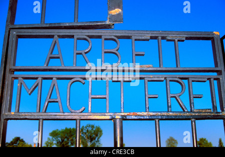 "Arbeit macht frei" dice il cancello principale al campo di concentramento di Sachsenhausen, Germania, Sachsenhausen Foto Stock