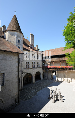 Cortile del Château de Gruyères, castello di Gruyères, Friburgo, Svizzera, Europa Foto Stock