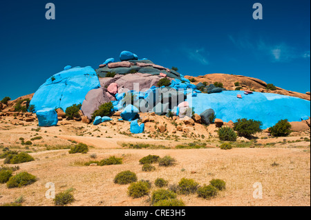 Sassi Dipinti dal pittore belga Jean Verame vicino a Tafraoute, Anti-Atlas o minore intervallo di Atlas, sud del Marocco, Marocco Foto Stock