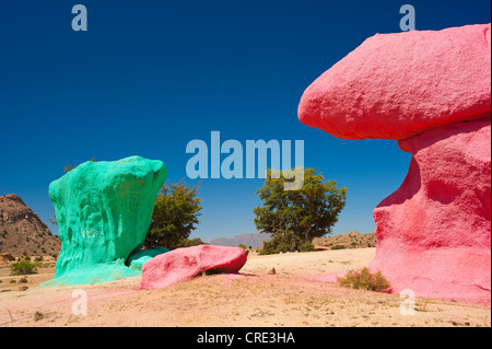 Sassi Dipinti dal pittore belga Jean Verame vicino a Tafraoute, Anti-Atlas o minore intervallo di Atlas, sud del Marocco, Marocco Foto Stock