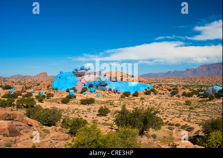 Sassi Dipinti dal pittore belga Jean Verame vicino a Tafraoute, Anti-Atlas o minore intervallo di Atlas, sud del Marocco, Marocco Foto Stock